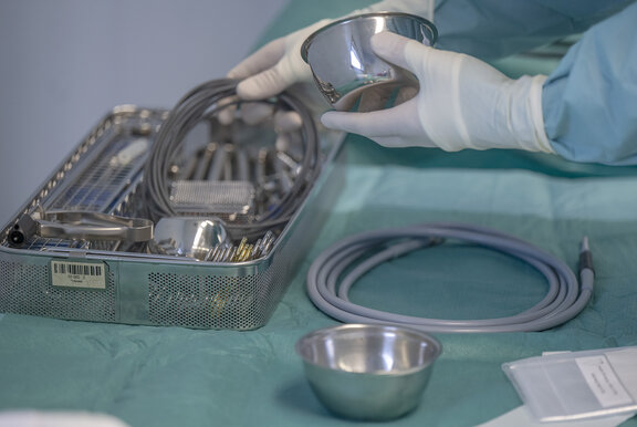 Utensilien für eine Operation werden vorbereitet