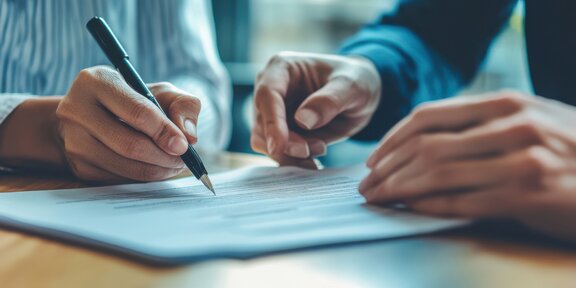 Patient unterschreibt Patienteneinwilligung 