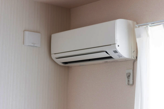 Foto einer Klimaanlage die an der Wand hängt