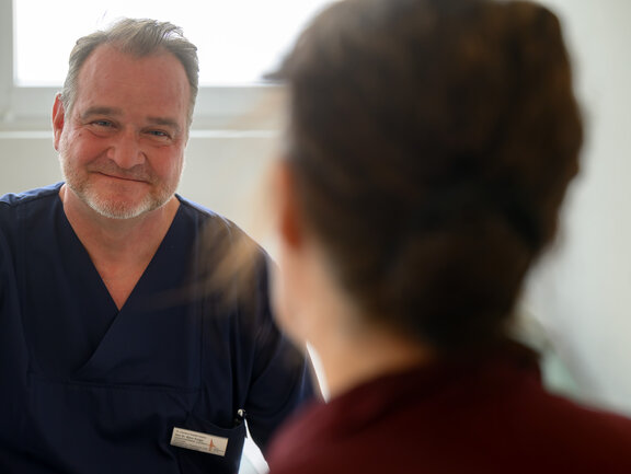 Dr. Björn Krüger hat ein Gespräch mit einer Patientin.