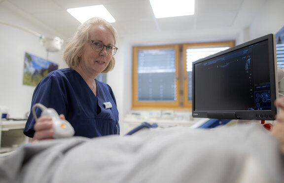 Dr. med. Ute Janßen röntgt eine Patientin in einem Behandlungszimmer. 