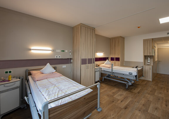 Zimmer mit zwei Betten auf der Wahlleistungsstation A0