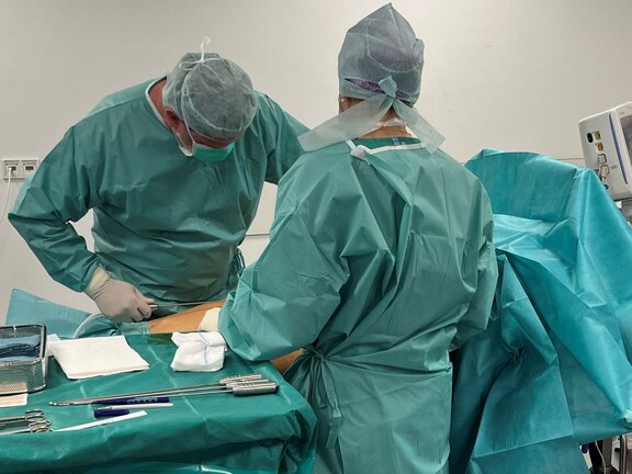 Dr. Björn Krüger mit seinem Team während einer Lipödem Operation 