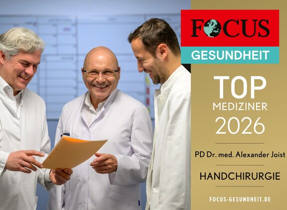 Drei Ärzte sprechen und lachen miteiander