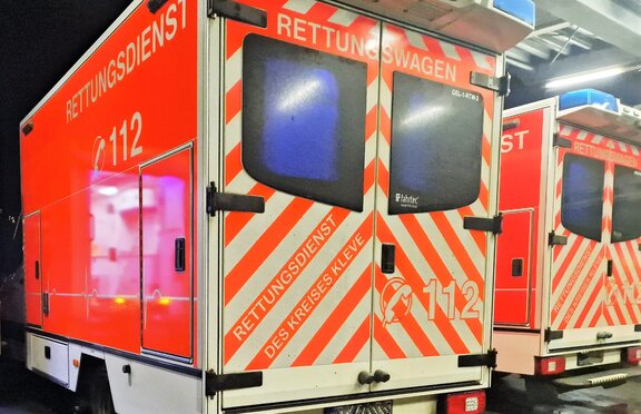 Rettungsfahrzeuge vor dem St.-Clemens Hospital an den Fahrzeugparkplätzen