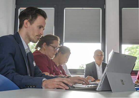 stationsleitersitzung christian lanz und samuel huhn sowie zwei stationsleitungen welche aufmerksam zuhören und mitschreiben