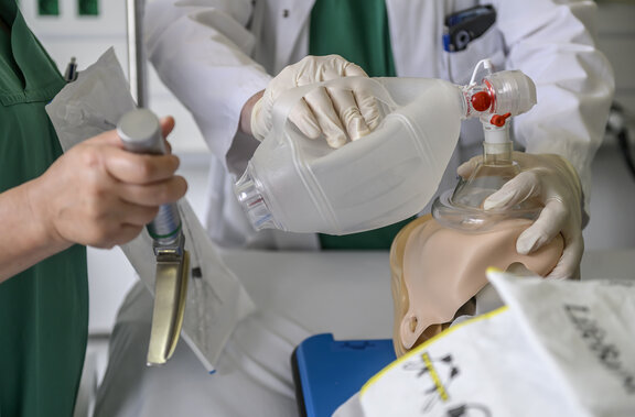 Nähaufnahme einer Simulationsbeatmung mit einem Arzt und einer Assistenzärztin. 