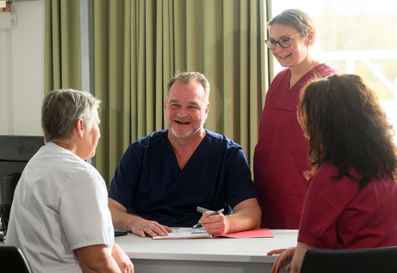 Dr. Björn Krüger hat ein Gespräch mit seinem Team