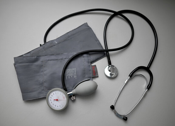 Ausstattungsbild eines Stethoskops und Blutdruckmessgerätes.