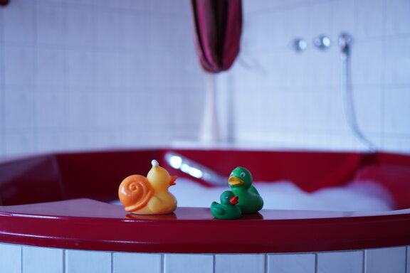 Gummienten auf einem Badewannenrand 