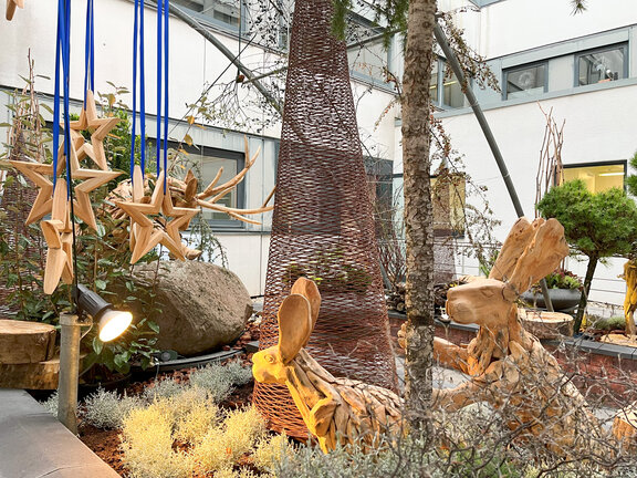 Die winterlich gestaltete Landschaft, das „Refugium“, im Innenhof der Klinik für Altersmedizin und Frührehabilitation des St.-Clemens-Hospitals Geldern.