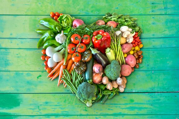 Bild für die Ernährungsberatung. Ein Herz aus Gemüse auf einer grünen Palette. 