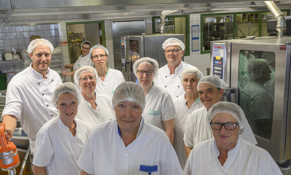 Teambild der Küchenmitarbeiter und Mitarbeiterinnen. 