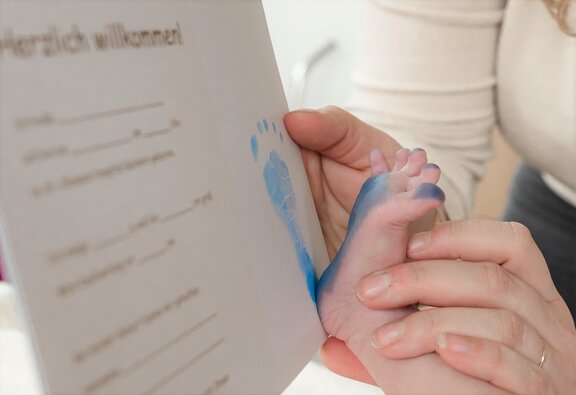 Babyfußabdruck auf der Geburtsurkunde 