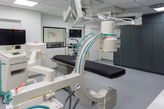 Gastroenterologische Untersuchungsraum / OP-Raum ohne Ärzte und Patienten. Der Fokus liegt auf der Liege im OP-Raum 